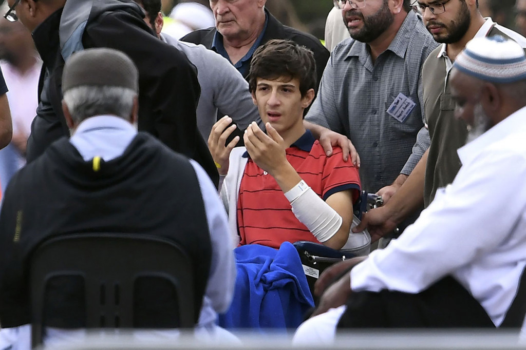 Anak kedua Khaled, Zaid, 13, terluka tetapi selamat dan menghadiri pemakaman di atas kursi roda. Tangannya terangkat tinggi ketika berdoa di antara para pelayat.
