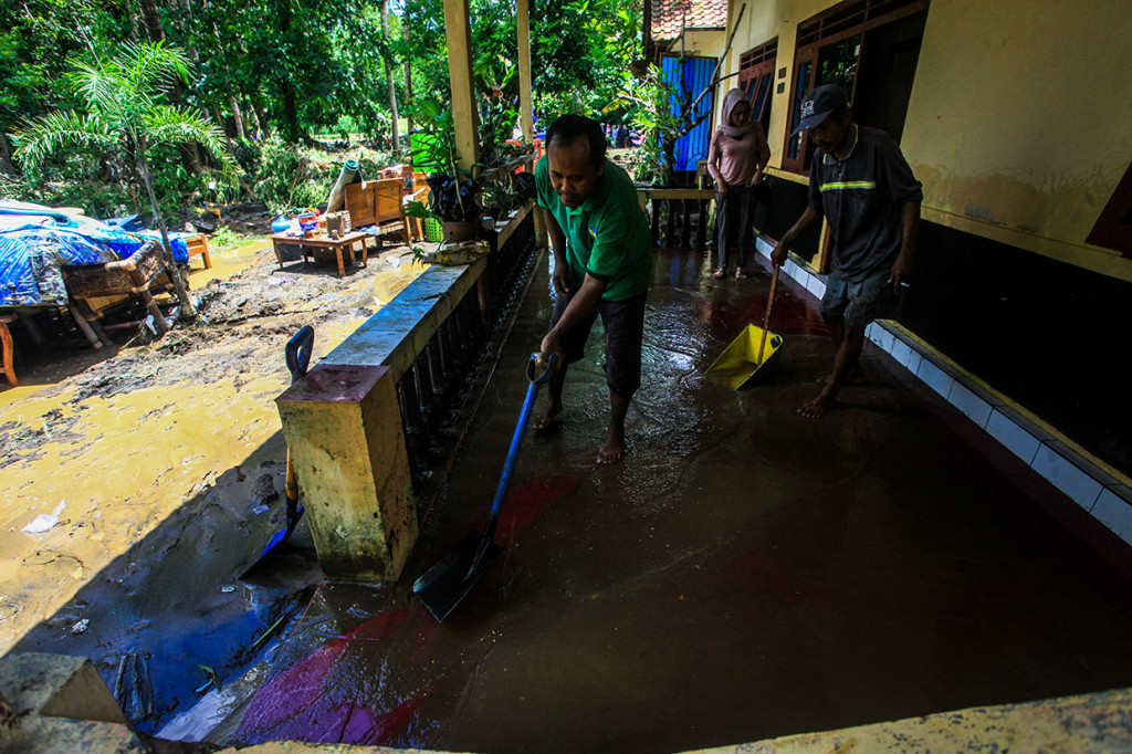 Menyusul banjir yang terjadi sejak Minggu, 17 Maret mulai surut, korban banjir di Kabupaten Kulon Progo mulai pulang dan membersihkan rumah mereka.