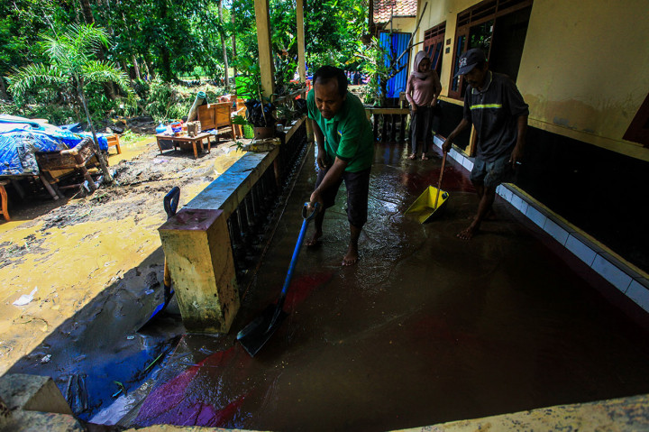 Menyusul banjir yang terjadi sejak Minggu, 17 Maret mulai surut, korban banjir di Kabupaten Kulon Progo mulai pulang dan membersihkan rumah mereka.