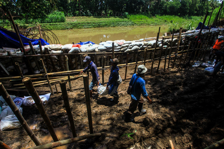 Sebelumnya, tanggul Sungai Serang di Desa Bendungan, Kecamatan Wates, Kulon Progo, jebol dan merendam perumahan warga di puluhan desa di sekitarnya serta menyebabkan 344 orang harus mengungsi. Tanggul jebol setelah hujan lebat yang mengguyur wilayah ini pada Sabtu, 16 Maret malam hingga Minggu, 17 Maret yang disertai angin.
