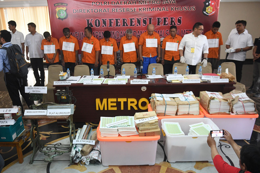 Polisi berhasil menangkap sembilan orang tersangka dengan barang bukti ribuan lembar bahan pembuatan materai palsu, puluhan materai palsu siap edar, hingga mesin pembuatnya. 