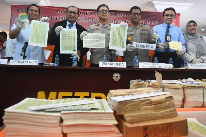 Wakapolda Metro Jaya Brigjen Wahyu Hadiningrat (tengah) didampingi Kabid Humas Polda Metro Jaya Kombes Argo Yuwono menunjukkan barang bukti saat rilis pengungkapan pemalsuan materai dan pencucian uang di Mapolda Metro Jaya, Jakarta, Rabu, 20 Maret 2019. 