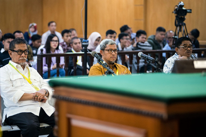 Aher yang hadir mengenakan batik lengan panjang, duduk berdampingan dengan Deddy Mizwar atau Demiz yang mengenakan kemeja putih di ruang sidang. Direktur Jenderal Otonomi Daerah (Dirjen Otda) Kemendagri Soni Sumarsono juga hadir sebagai saksi dalam sidang tersebut.
