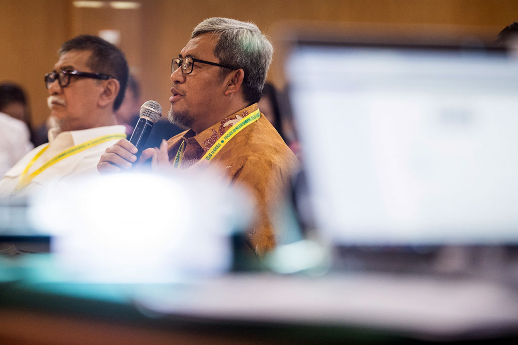 Sementara saat dikonfirmasi pertemuan dengan terdakwa Neneng di Moskow, Aher menyatakan tidak direncanakan atau kebetulan saat sama-sama studi banding ke Moskow. 