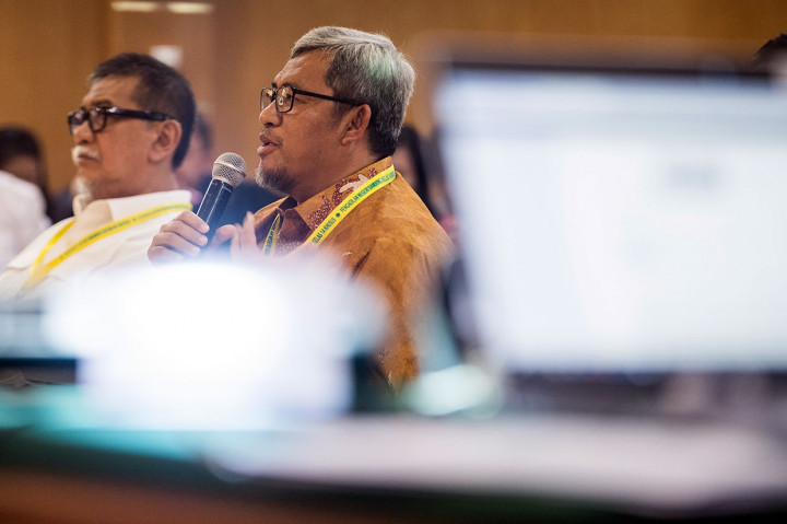 Sementara saat dikonfirmasi pertemuan dengan terdakwa Neneng di Moskow, Aher menyatakan tidak direncanakan atau kebetulan saat sama-sama studi banding ke Moskow. 