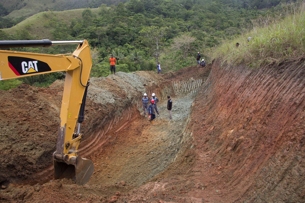 Pekerja menyiapkan kuburan massal jenazah korban banjir bandang Sentani di Kampung Harapan, Sentani, Jaya Pura, Papua, Rabu, 20 Maret 2019.