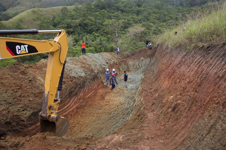 Pekerja menyiapkan kuburan massal jenazah korban banjir bandang Sentani di Kampung Harapan, Sentani, Jaya Pura, Papua, Rabu, 20 Maret 2019.