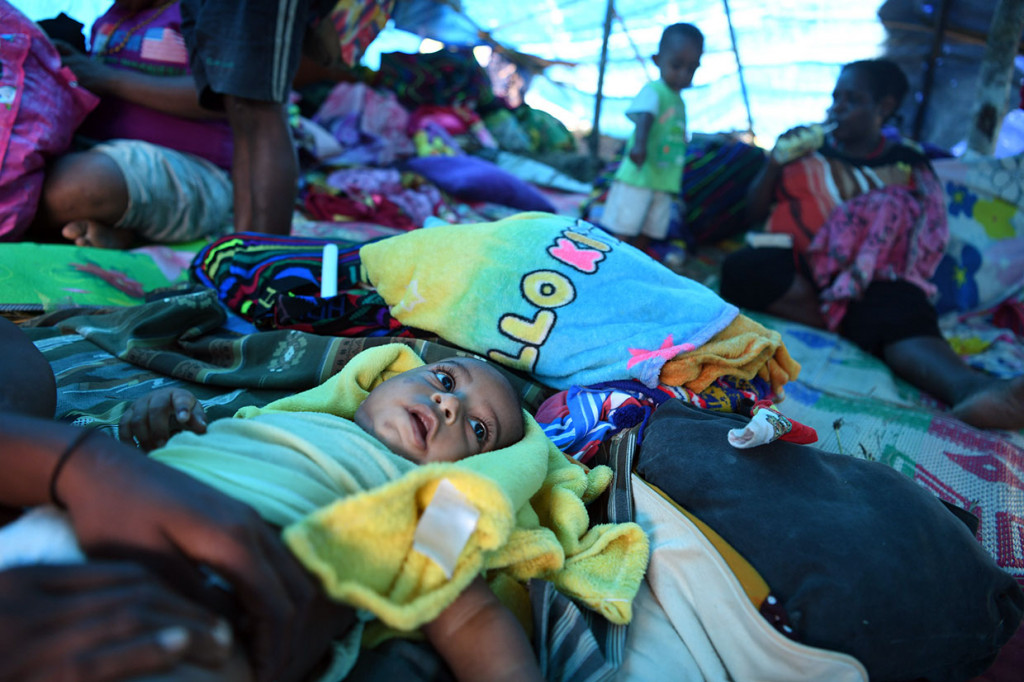 Sementara itu beberapa keluarga korban banjir dari Kampung Harapan terpaksa mendirikan tenda darurat di bukit guna menghindari banjir dan banjir bandang susulan.
