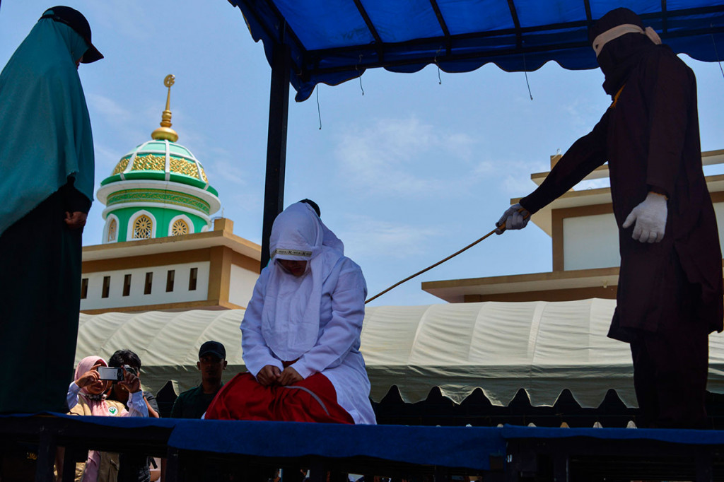 Terpidana pelanggar syariat Islam dieksekusi hukuman cambuk di depan umum setelah mendapat putusan dari Mahmakah Syariah di Banda Aceh, Aceh, Rabu, 20 Maret 2019. 