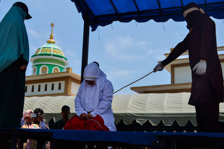 Terpidana pelanggar syariat Islam dieksekusi hukuman cambuk di depan umum setelah mendapat putusan dari Mahmakah Syariah di Banda Aceh, Aceh, Rabu, 20 Maret 2019. 