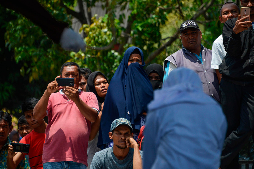 Prosesi eksekusi cambuk berlangsung di halaman Masjid Baiturrahman Gampong Lampoh Daya, Kecamatan Jaya Baru, Kota Banda Aceh. 