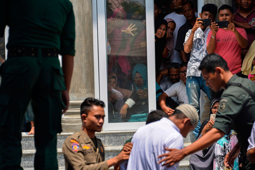 Eksekusi yang disaksikan ratusan warga sempat dihentikan karena banyak anak ikut melihat pelaksanaan hukuman cambuk. Berdasarkan aturan, eksekusi cambuk dilaksanakan di hadapan orang banyak dengan usia di atas 18 tahun. 