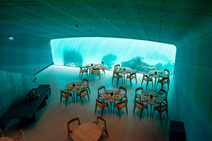 Tampilan interior sebuah restoran bernama Under, yang semi-tenggelam di bawah perairan Atlantik Utara di Lindesnes dekat Kristiansand, sekitar 400 km barat daya Oslo.