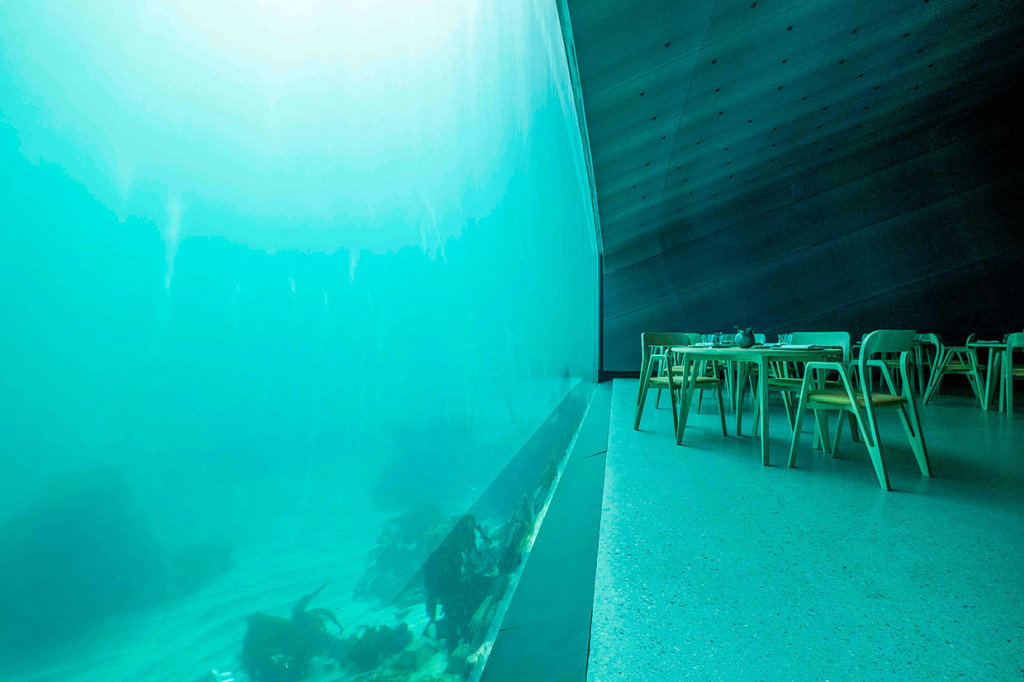 Restoran yang terletak lima setengah meter di bawah permukaan laut tersebut dijadwalkan dibuka pada Kamis, 21 Maret 2019 waktu setempat.