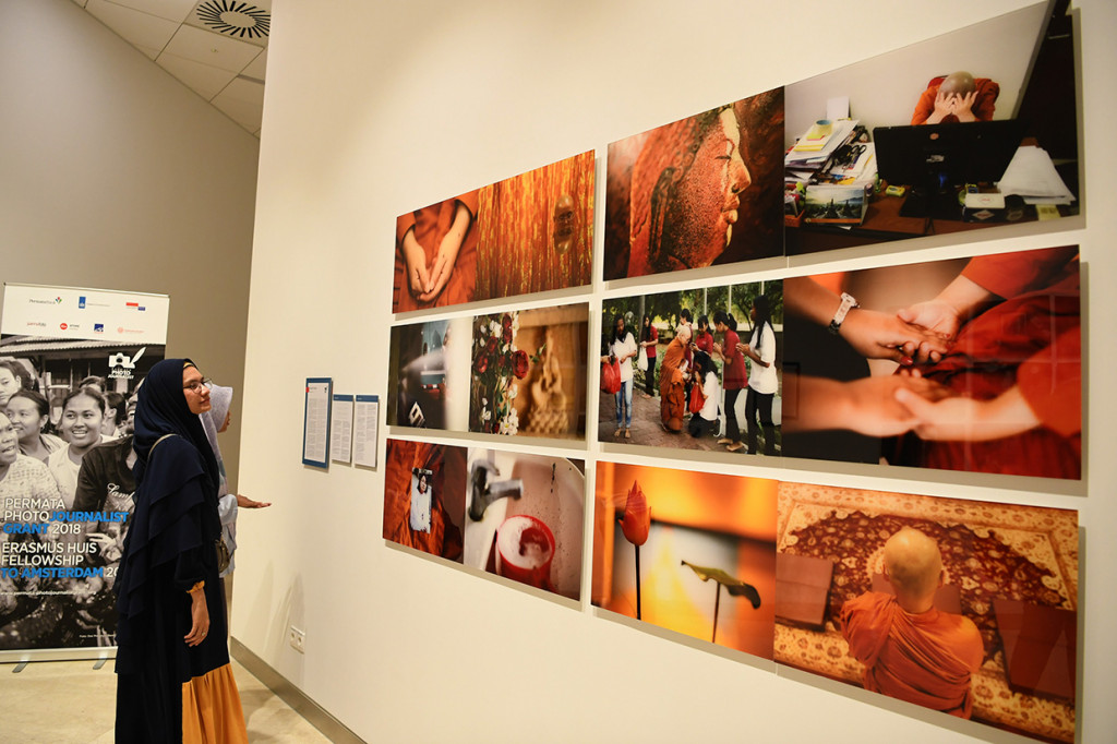 Pengunjung mengamati karya foto yang dipamerkan dalam pameran foto bertema Diversity di Erasmus Huis, Jakarta.