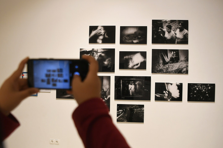 Pengunjung memotret karya pewarta foto Antara Aprillio Akbar pada pameran foto bertema Diversity di Erasmus Huis, Jakarta.