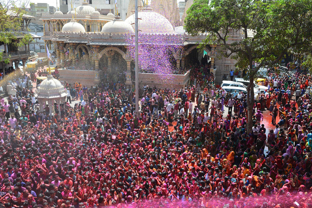 Keseruan perayaan Festival Holi di Kuil Swupramayan Kalupur, Ahmedabad. Afp Photo/Sam Panthaky