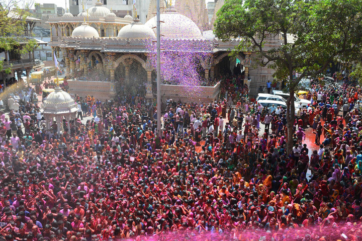 Keseruan perayaan Festival Holi di Kuil Swupramayan Kalupur, Ahmedabad. Afp Photo/Sam Panthaky