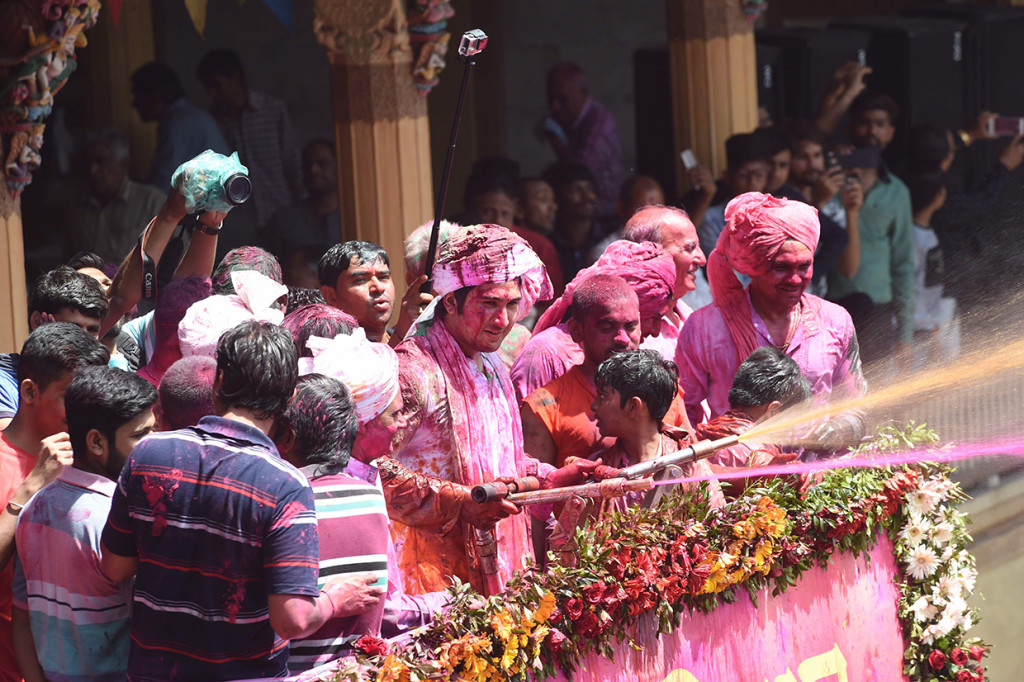 Festival Holi atau yang dikenal dengan Festival Warna menjadi ajang untuk saling berbagi cinta. Festival Holi juga diasosiasikan sebagai bukti cinta abadi dari Dewa Krishna dan istrinya Radha. Afp Photo/Sam Panthaky