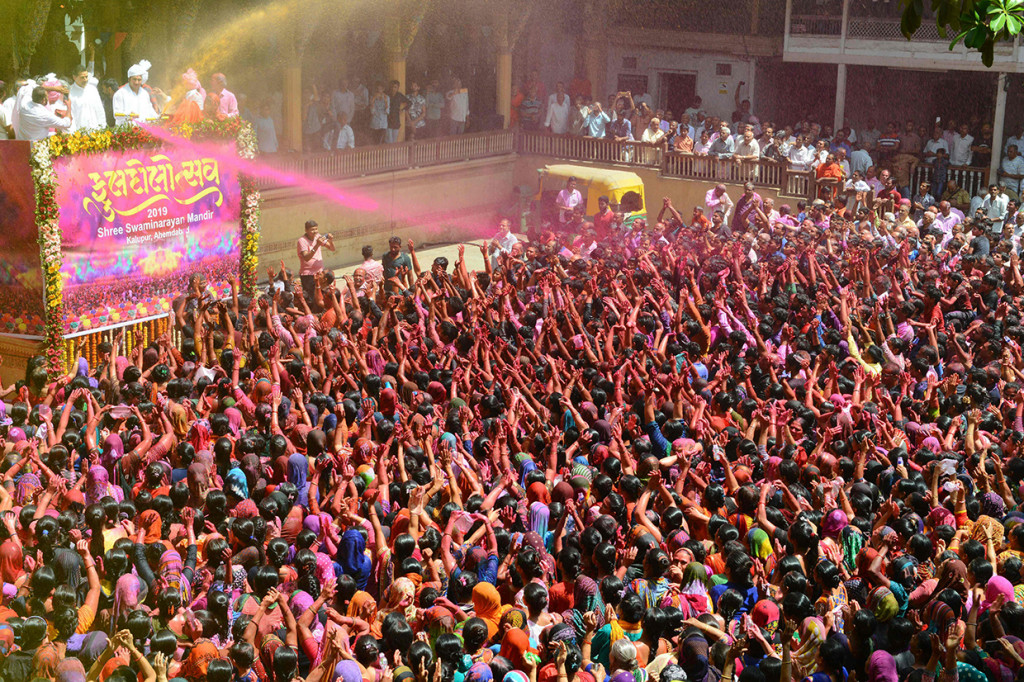 Konon, diceritakan bahwa Krishna yang berkulit gelap cemburu melihat Radha yang memiliki kulit putih dan mengatakan bisa mengubah warna kulit Radha dengan mewarnainya. Afp Photo/Sam Panthaky