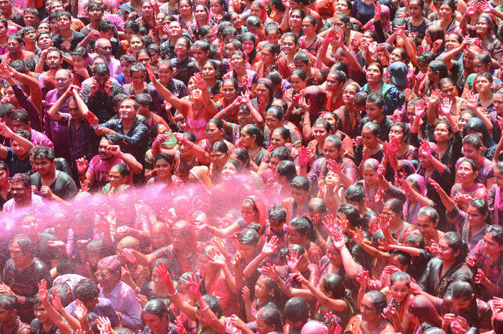 Warna-warna terang yang digunakan pada festival ini dipercaya melambangkan energi, kehidupan, dan datangnya musim semi. Afp Photo/Sam Panthaky