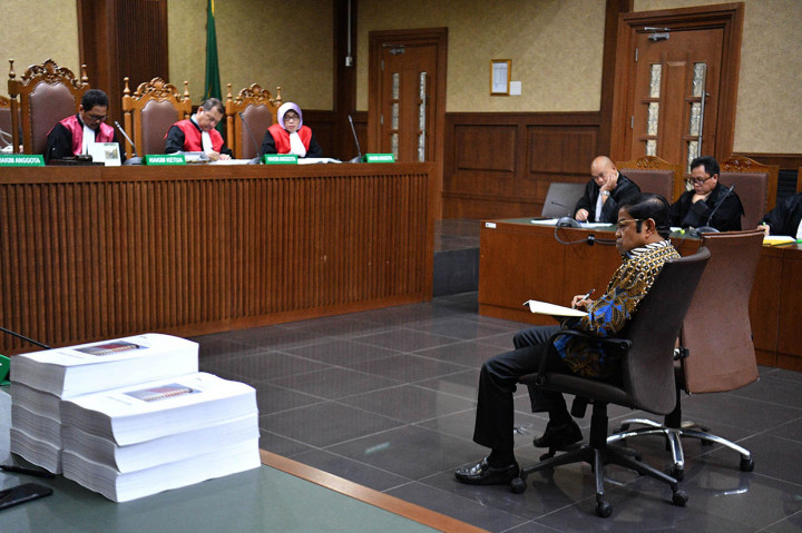 Idrus terbukti menerima suap Rp 2,250 miliar. Uang tersebut diberikan oleh pengusaha sekaligus salah satu pemegang saham Blackgold Natural Resources Limited, Johannes Budisutrisno Kotjo.