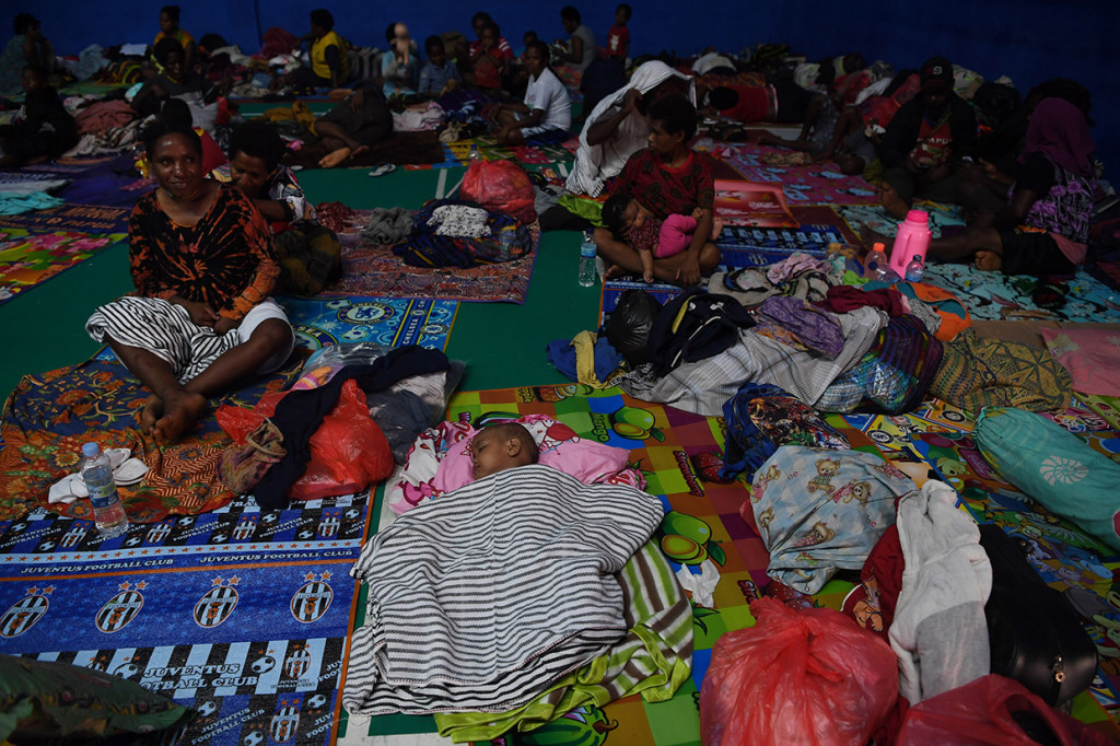 Suasana pengungsian di Pos Induk Banjir Bandang Sentani di Gunung Tanah Merah, Jayapura, Papua.