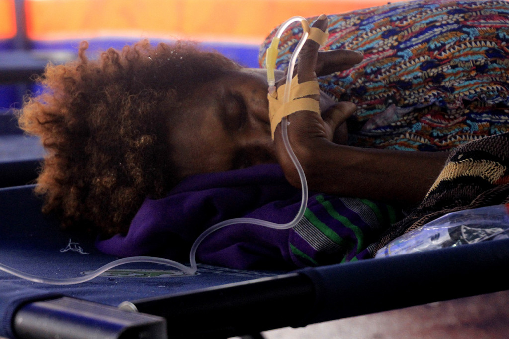 Seorang warga dirawat di posko kesehatan Pos Induk Banjir Bandang Jayapura, Papua.