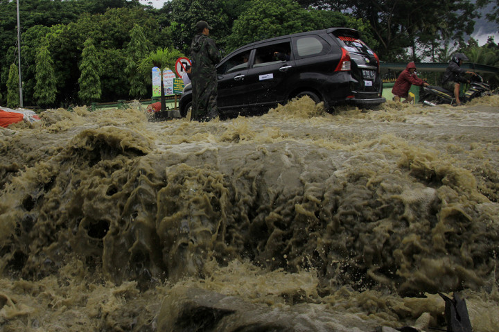 Sementara itu, sejumlah wilayah masih tergenang sejak terjadinya banjir bandang pada Sabtu, 16 Maret lalu.