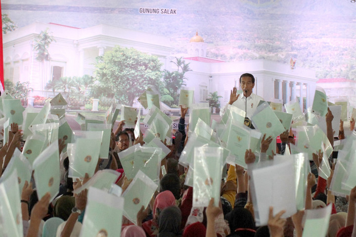 Jokowi pun mengingatkan warga agar bijak jika ingin menggadaikan sertifikat tanah yang telah dimiliki. Menurut Jokowi, program pembagian sertifikat tanah dijalankan karena banyak masyarakat di berbagai daerah di Indonesia yang belum memiliki sertifikat atas tanahnya.