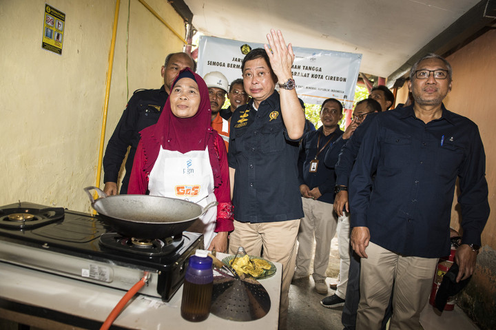 Menteri Energi dan Sumber Daya Mineral (ESDM) Ignasius Jonan (kedua kanan) memasak bersama warga didampingi Dirjen Migas Kementerian ESDM Djoko Siswanto (kiri) dan Direktur Utama PGN Gigih Prakoso (kanan) seusai peresmian jaringan gas untuk rumah tangga di Kota Cirebon, Jawa Barat.