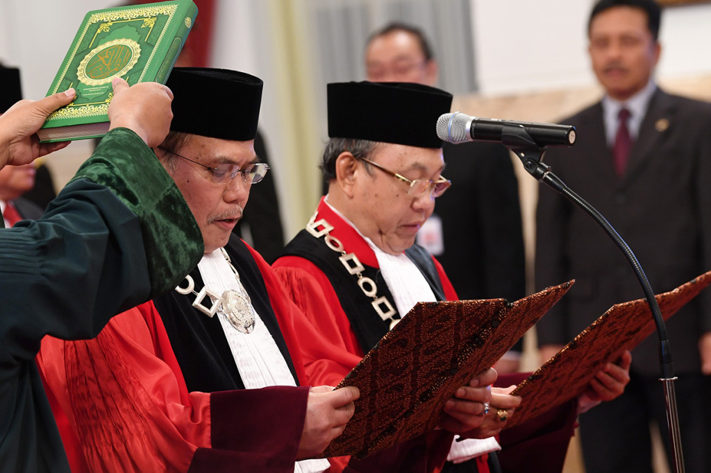 Hakim Konstitusi Aswanto (kiri) dan Wahiduddin Adams mengucapkan sumpah di hadapan Presiden Joko Widodo di Istana Negara.