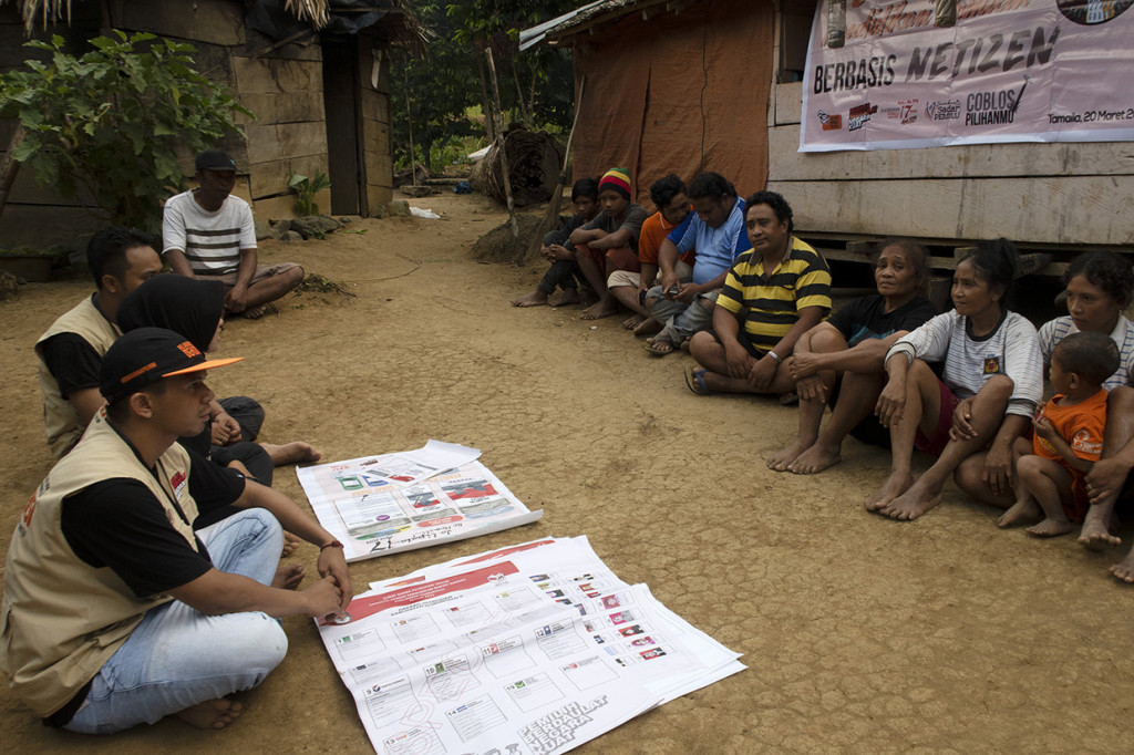 Relawan Demokrasi Komisi Pemilihan Umum (KPU) Kabupaten Gorontalo melakukan sosialisasi pemilu serentak kepada warga suku terasing Polahi di perbukitan Kecamatan Boliyohuto, Kabupaten Gorontalo, Gorontalo.