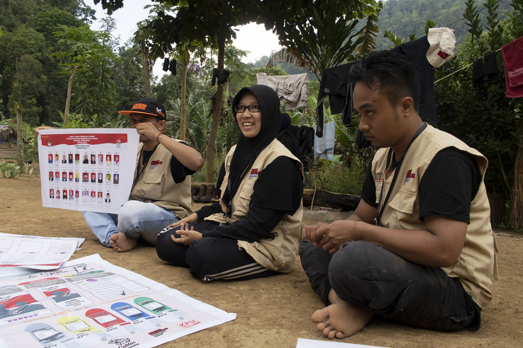 Relawan KPU Kabupaten Gorontalo memperlihatkan kertas suara pemilu serentak kepada warga suku terasing Polahi di perbukitan Kecamatan Boliyohuto, Kabupaten Gorontalo, Gorontalo.
