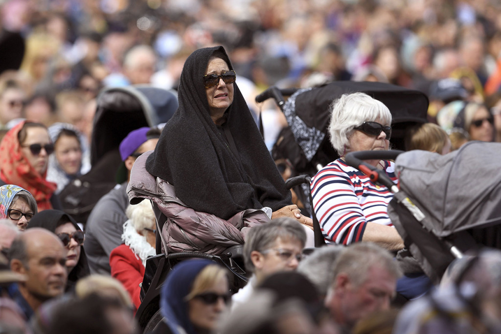 Aksi solidaritas memakai kerudung yang dilakukan kaum wanita di New Zealand ini dilakukan bersamaan dengan momen refleksi nasional yang digelar di Hagley Park, sebuah lapangan di depan Masjid Al Noor, salah satu lokasi teror. Afp Photo/William West 
