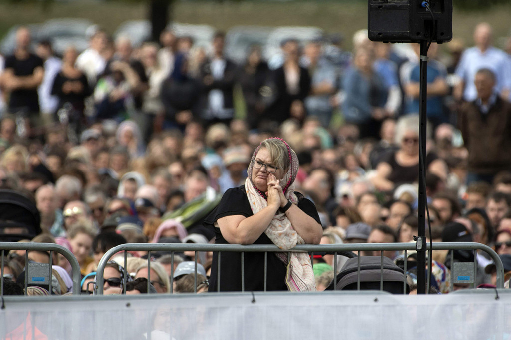 Kembali ke aksi solidaritas mengenakan kerudung, banyak wanita New Zealand yang baru pertama kali memakainya. Afp Photo/William West 