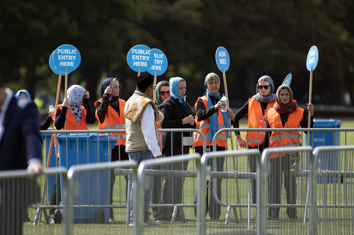Sejumlah relawan membantu mengamankan salat Jumat dalam momen refleksi nasional yang digelar di Hagley Park, sebuah lapangan di depan Masjid Al Noor, salah satu lokasi teror. Afp Photo/William West 