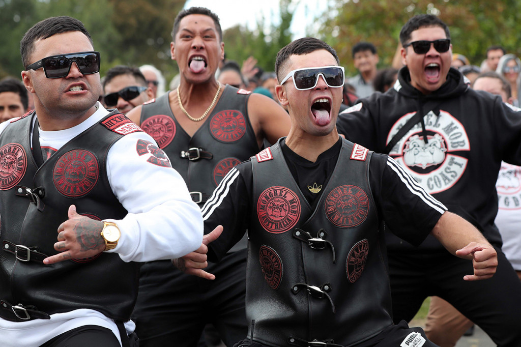 Presiden Mongrel Mob Waikato, Sonny Fatu, mengatakan mereka menawarkan perlindungan dan penjagaan bagi Masjid Jami di Hamilton. Afp Photo/Michael Bradley