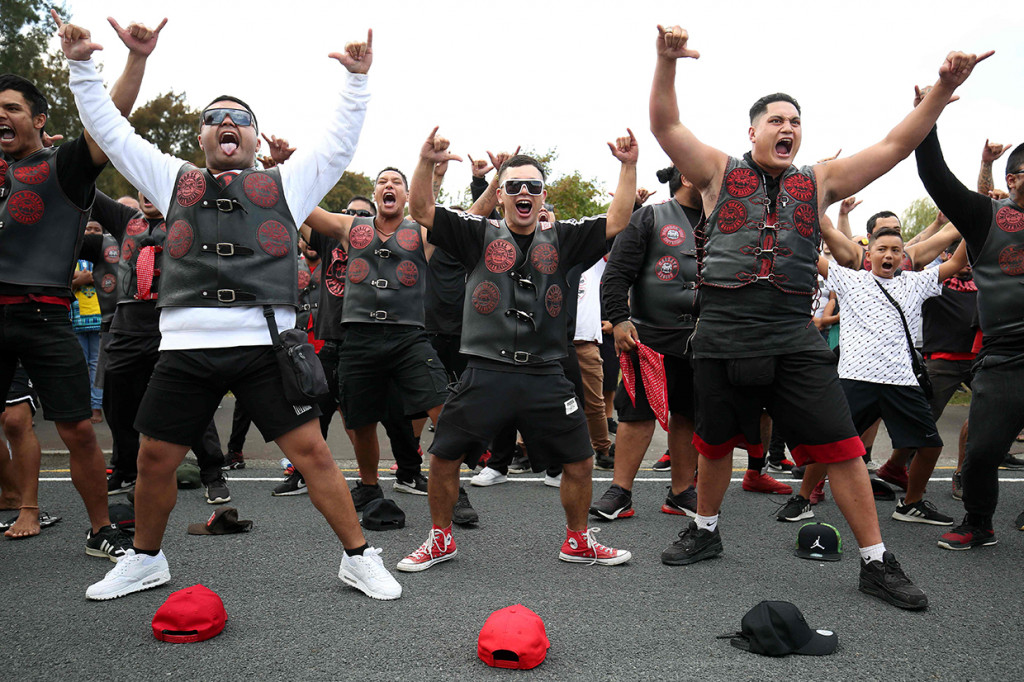Anggota geng pengendara motor Selandia Baru melakukan tarian Haka untuk menghormati para korban penembakan masjid di Christchurch, Selandia Baru. Afp Photo/Michael Bradley