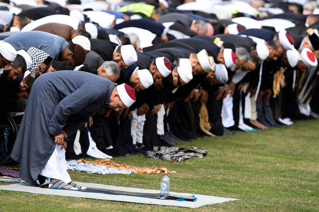 Ribuan jemaah shalat Jumat hadir di seberang Masjid Al Noor, salah satu dari masjid yang jadi sasaran serangan teroris pekan lalu. Afp Photo/William West