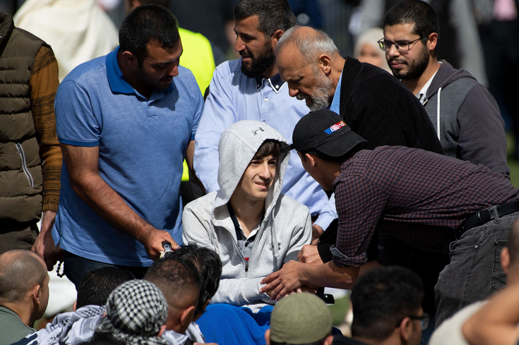 Zaid Mustafa, salah satu korban penembakan masjid tiba untuk Salat Jumat di di lapangan Hagley Park, Christchurch, Selandia Baru. Ayah Zaid, Khalid Mustafa dan saudaranya Hamza Mustafa terbunuh dalam penembakan tersebut. Afp Photo/Marty Melville