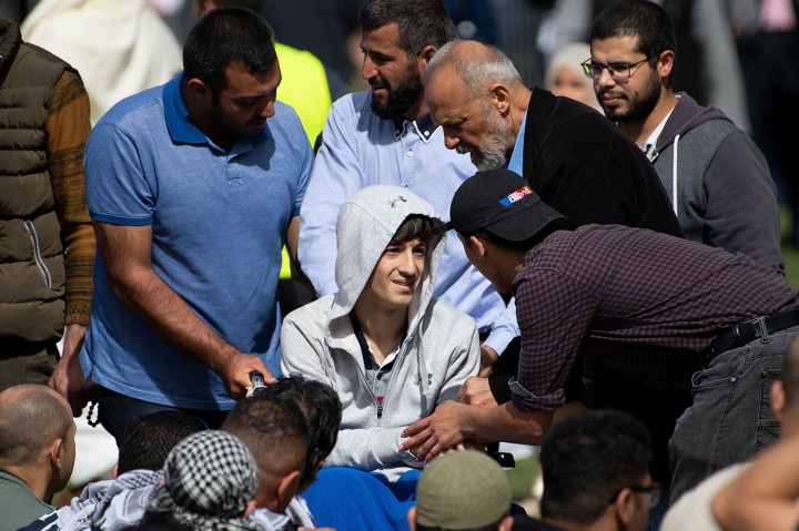 Zaid Mustafa, salah satu korban penembakan masjid tiba untuk Salat Jumat di di lapangan Hagley Park, Christchurch, Selandia Baru. Ayah Zaid, Khalid Mustafa dan saudaranya Hamza Mustafa terbunuh dalam penembakan tersebut. Afp Photo/Marty Melville