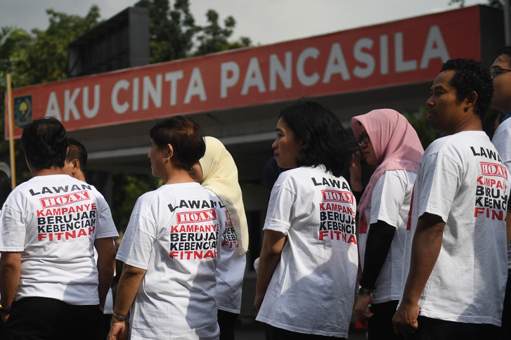 Para ASN itu terlihat kompak mengenakan kaos bertuliskan 