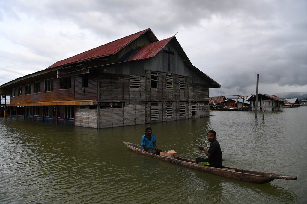 Akibat meluapnya Danau Sentani, sedikitnya 25 kampung yang berada di sekitar danau itu terendam banjir. Antara Foto/Zabur Karuru