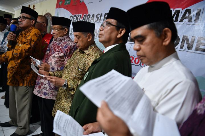 Ketua Umum Lembaga Persahabatan Ormas Islam (LPOI) Said Aqil Siradj (kedua kiri) bersama sejumlah tokoh ormas dan pemuka agama melakukan Deklarasi Pemilu Damai Ormas Keagamaan Se-Indonesia di Kantor LPOI, Jakarta.