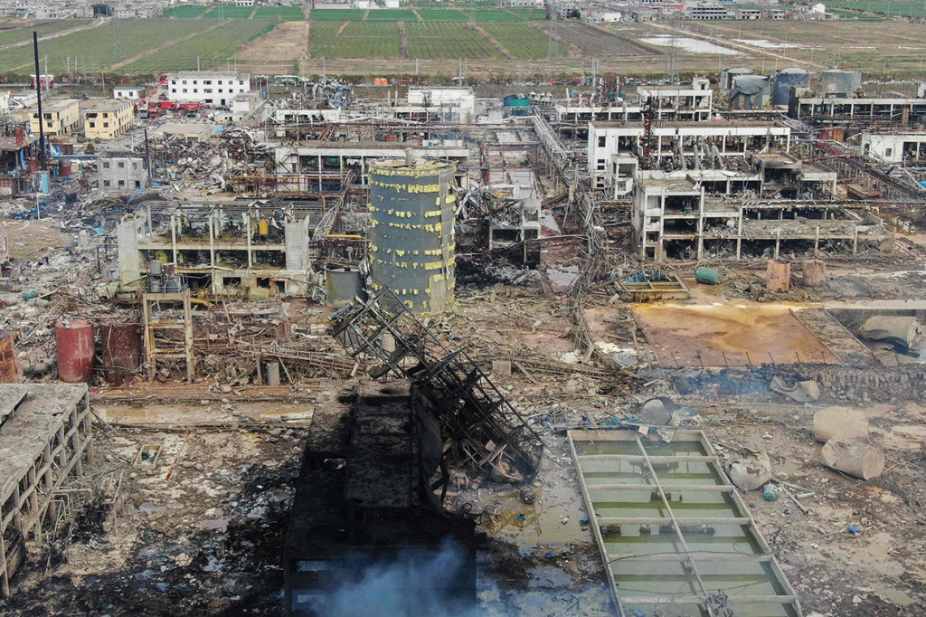 Suasana pabrik kimia di Yancheng, Jiangsu, Tiongkok, pascaledakan.