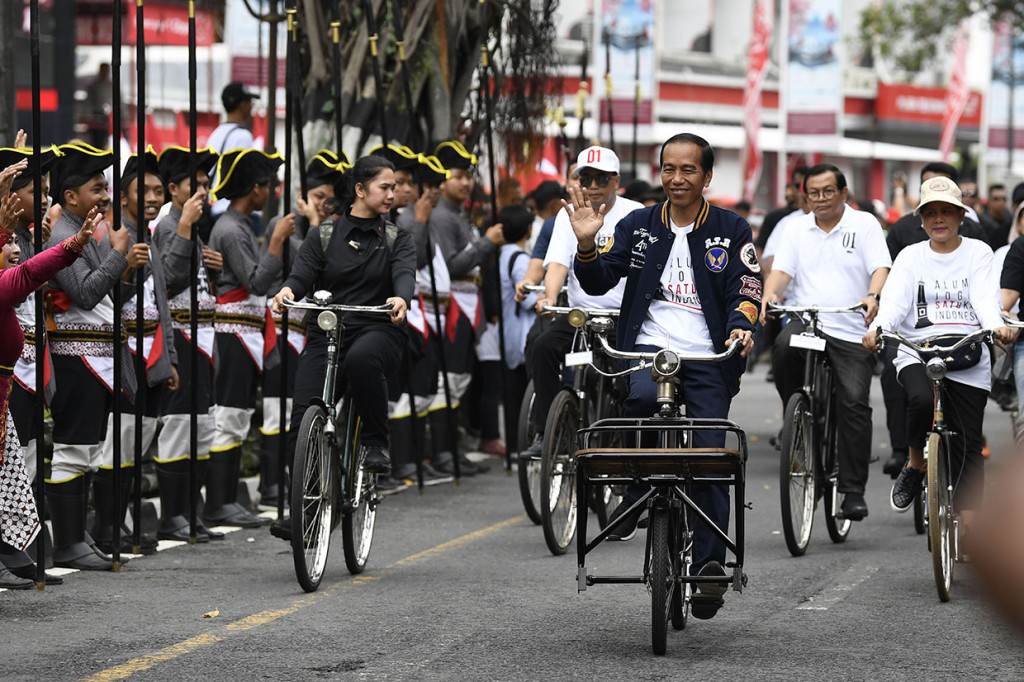 Sepanjang jalan, dari Bundaran Bulaksumur hingga Stadion Kridosono tampak berjajar prajurit Bregodo lengkap dengan pakaian tradisional.
