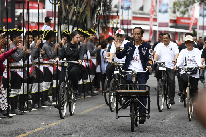 Sepanjang jalan, dari Bundaran Bulaksumur hingga Stadion Kridosono tampak berjajar prajurit Bregodo lengkap dengan pakaian tradisional.