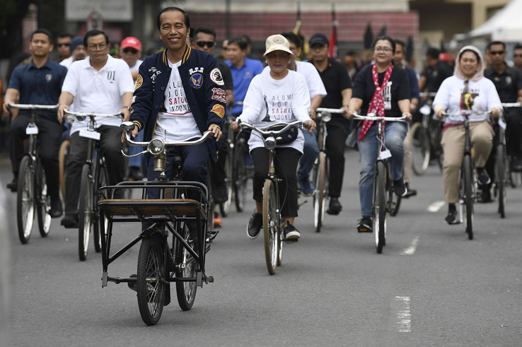 Turut mendampingi Joko Widodo bersepeda, Iriana Jokowi, ketua panitia Anjar Budi Kuncoro, presenter Andy F Noya, Menteri Budi Karya Sumadi, dan budayawan Achmad Charis Zubair.