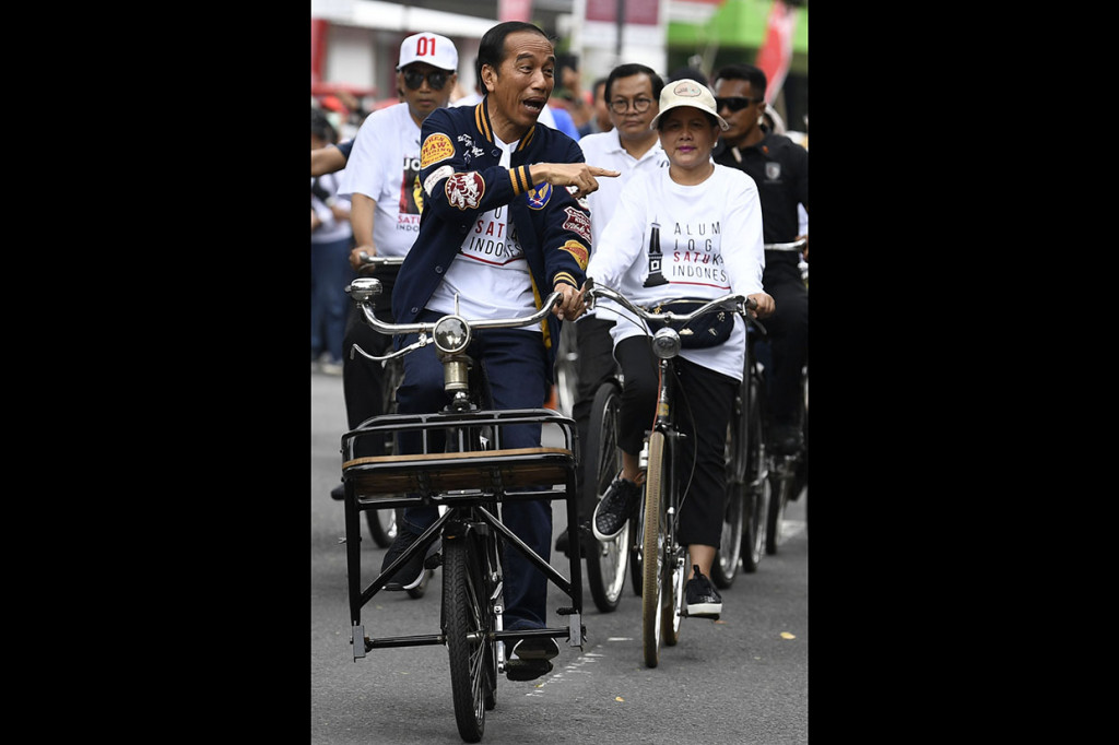 Selain itu, turut bersepeda juga teman-teman kuliah Jokowi dari Fakultas Kehutanan UGM angkatan 1980 dan sekitar 500 orang dari komunitas sepeda onthel.
